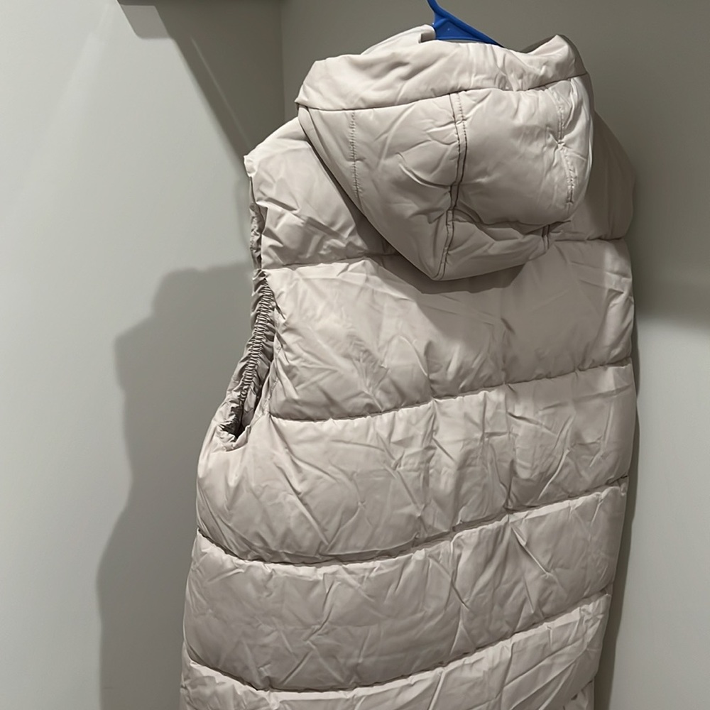 Hooded puffer vest  no offers - Picture 5 of 10